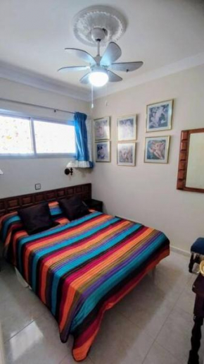 Tranquilo apartamento en San Agustin 1 dormitorio cama doble y salon con sofas camas